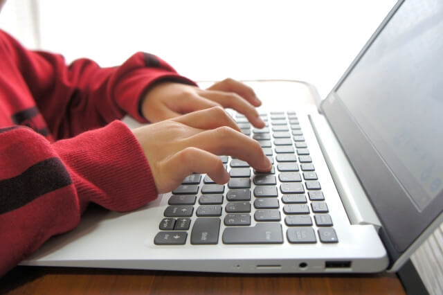 子供がパソコンをしている