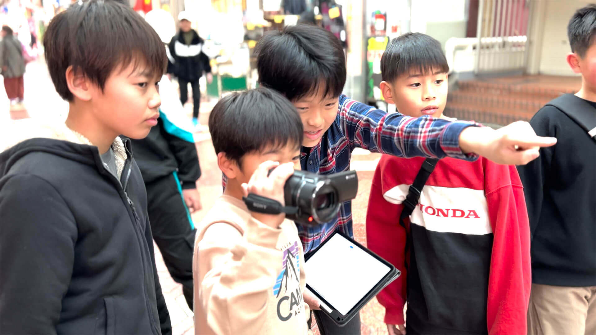 男の子が撮影をしている