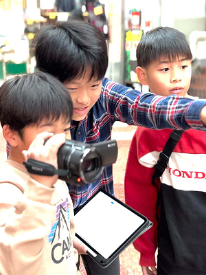 男の子が撮影をしている
