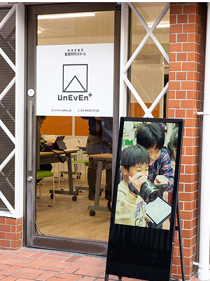 男の子が商店街を撮影している